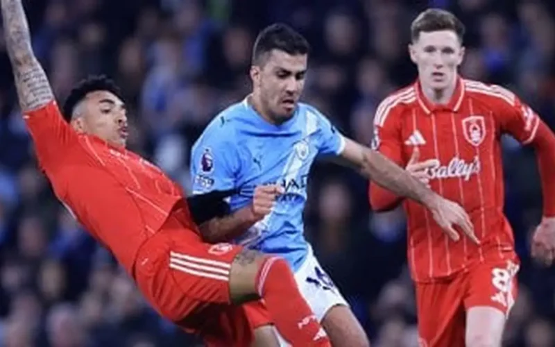 مانشستر سيتي يسقط في فخ التعادل بهدفين لمثلهما أمام نوتينجهام فورست بغياب مرموش